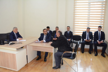 Rayon rəhbəri vətəndaş müraciətlərini dinləyib