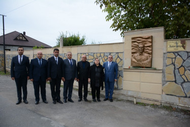 Rayon rəhbəri 27 sentyabr-Anım Gününün beşinci ildönümü ilə əlaqədar 3-cü dərəcəli “Rəşadət” ordenli şəhid Ruslan Lalayevin ailə üzvləri ilə birlikdə onun adını daşıyan küçədə aparılan əsaslı təmir işləri ilə tanış olublar