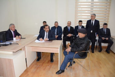 Rayon rəhbəri vətəndaş müraciətlərini dinləyib