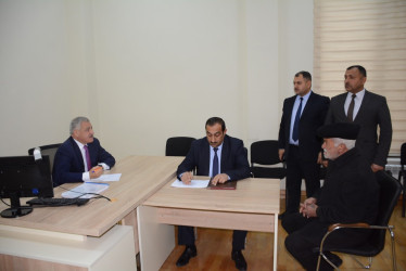 Rayon rəhbəri vətəndaş müraciətlərini dinləyib