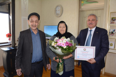 İcra başçısı şəhid anası Göhər Xudabəndəyevanı 75 illik yubileyi münasibəti ilə təbrik edib