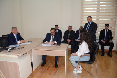 Rayon rəhbəri vətəndaş müraciətlərini dinləyib