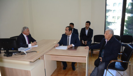 Rayon rəhbəri vətəndaş müraciətlərini dinləyib