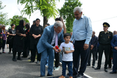 Rayon rəhbəri Vətən müharibəsi şəhidi Qəhramanlı Yaqub Abdulla oğlunun ikinci il dönümü münasibəti ilə ailəsini ziyarət edib