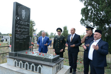 İcra başçısı 27 sentyabr “Anım Günü” ilə əlaqədar Azad Qaraqoyunlu kəndində Azərbaycanın Milli Qəhrəmanı Hüseynov Elman Süleyman oğlunun məzarını ziyarət edib