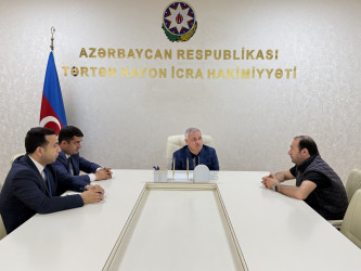 Rayon rəhbəri vətəndaş müraciətlərini dinləyib