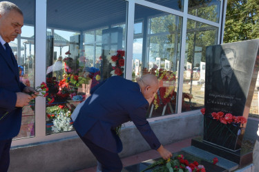 İcra başçısı 27 sentyabr “Anım Günü” ilə əlaqədar Qaradağlı kəndində Birinci Qarabağ müharibəsi şəhidi Abbasov Maarif İbrahim oğlunun məzarını ziyarət edib