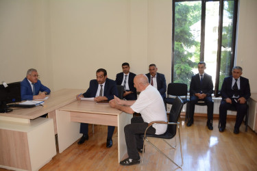 Rayon rəhbəri vətəndaş müraciətlərini dinləyib