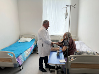 İcra başçısı xəstəxanada müalicə olunan şəhid anasını ziyarət edib