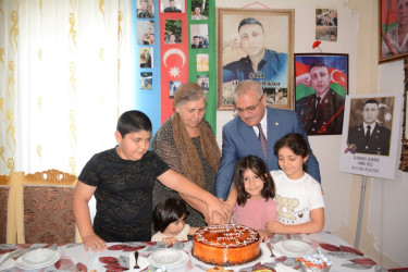 İcra başçısı şəhid anası Nabat Ələkbərovanı 60 illik yubileyi münasibəti ilə təbrik edib