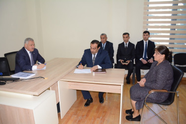 Rayon rəhbəri vətəndaş müraciətlərini dinləyib