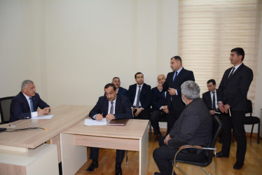 Rayon rəhbəri vətəndaş müraciətlərini dinləyib