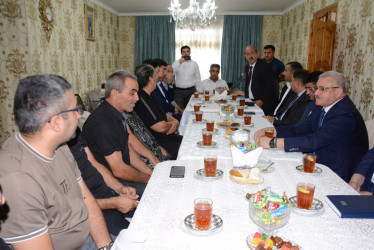 Rayon rəhbəri “Konstitusiya və Suverenlik İli” çərçivəsində Qaynaq və Yuxarı Qapanlı kəndindən olan şəhid ailələri və qazilərlə görüş keçirib