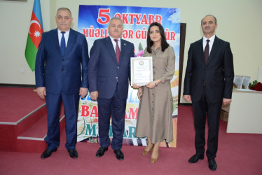 “Konstitusiya və Suverenlik İli” çərçivəsində 5 Oktyabr - Beynəlxalq Müəllimlər Günü münasibətilə “Gələcək müəllimlərin əsəridir” mövzusunda tədbir keçirilib