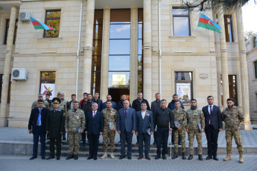 İcra başçısı 9 noyabr-Azərbaycan Respublikasının Dövlət Bayrağı günündə qazilərlə görüşüb