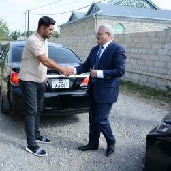Rayon rəhbəri “Konstitusiya və Suverenlik İli” çərçivəsində üçüncü qrup Vətən Müharibəsi əlili Cəfərli Elvini ziyarət edib