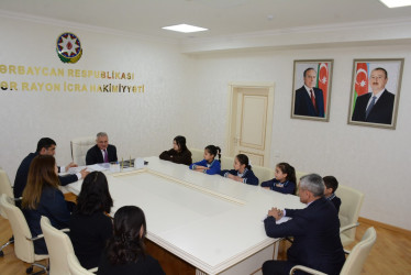 Tərtər Rayon İcra Hakimiyyətinin başçısı 2 fevral – Azərbaycan Gənclər Günü münasibətilə rayonda keçirilən rəsm sərgisi və əl işi müsabiqəsində fərqlənən məktəblilərlə görüş keçirib