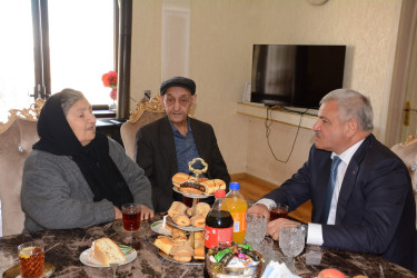 İcra başçısı şəhid anası Göhər Xudabəndəyevanı 75 illik yubileyi münasibəti ilə təbrik edib