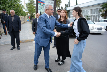 Rayon rəhbəri 27 sentyabr-Anım Gününün beşinci ildönümü ilə əlaqədar 3-cü dərəcəli “Vətənə xidmətə görə” ordenli şəhid Cavid Səfərovun ailə üzvləri ilə birlikdə onun adını daşıyan küçədə aparılan əsaslı təmir işləri ilə tanış olublar
