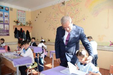 Rayon rəhbəri Sarıcalı kənd tam orta məktəbində mövcud şəraitlə tanış olub