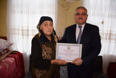 İcra başçısı şəhid anası Sənəm Abdullayevanı 80 illik yubileyi münasibəti ilə təbrik edib