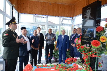 İcra başçısı 27 sentyabr “Anım Günü” ilə əlaqədar Evoğlu kəndində Vətən Müharibəsi  şəhidi Əhmədzadə Mürşüd Müdail oğlunun məzarını ziyarət edib