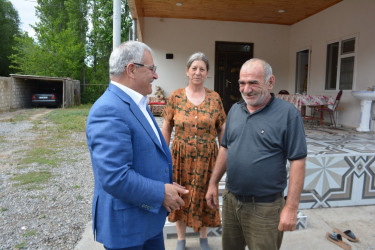 İcra başçısı şəhid anası Pərvanə Əhmədovanı 55 illik yubileyi münasibəti ilə təbrik edib