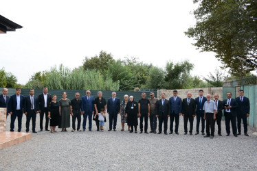 Rayon rəhbəri “Konstitusiya və Suverenlik İli” çərçivəsində Qaynaq və Yuxarı Qapanlı kəndindən olan şəhid ailələri və qazilərlə görüş keçirib