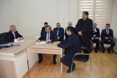 Rayon rəhbəri vətəndaş müraciətlərini dinləyib