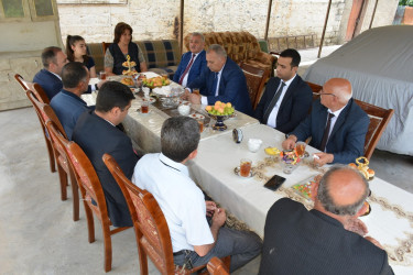 Rayon rəhbəri “Konstitusiya və Suverenlik İli” çərçivəsində birinci Qarabağ müharibəsi şəhidi Qurban Quluyevin ailəsini ziyarət edib