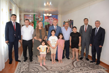 İcra başçısı şəhid anası Nabat Ələkbərovanı 60 illik yubileyi münasibəti ilə təbrik edib