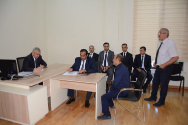Rayon rəhbəri vətəndaş müraciətlərini dinləyib
