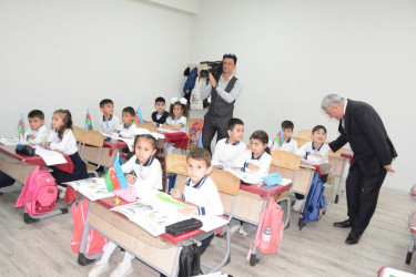 Rayon rəhbəri Azad Qaraqoyunlu kənd tam orta məktəbində mövcud şəraitlə tanış olub