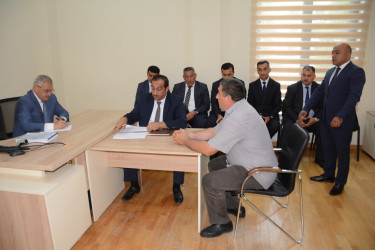 Rayon rəhbəri vətəndaş müraciətlərini dinləyib