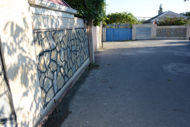 Rayon rəhbəri 27 sentyabr-Anım Gününün beşinci ildönümü ilə əlaqədar 3-cü dərəcəli “Vətənə xidmətə görə” ordenli şəhid Cavid Səfərovun ailə üzvləri ilə birlikdə onun adını daşıyan küçədə aparılan əsaslı təmir işləri ilə tanış olublar