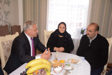 İcra başçısı şəhid anası Kəmalə İsaxovanı 50 illik yubileyi münasibəti ilə təbrik edib