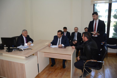 Rayon rəhbəri vətəndaş müraciətlərini dinləyib