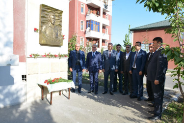 Rayon rəhbəri 27 sentyabr “Anım Günü” Vətən Müharibəsi Qəhrəmanı, şəhid Anar Əliyevin ailə üzvləri və ictimaiyyət nümayəndələri ilə birlikdə onun adını daşıyan küçədə olublar