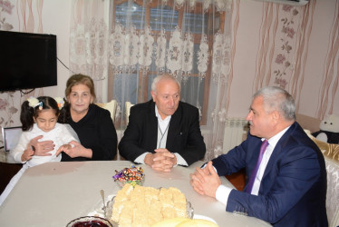 Rayon rəhbəri şəhid qardaşı Azad Abbasovu 70 illik yubileyi münasibəti ilə təbrik edib