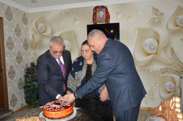 İcra başçısı şəhid anası Dürnisə Rəhimovanı 75 illik yubileyi münasibəti ilə təbrik edib