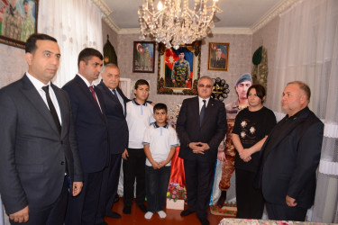 Tərtər Rayon İcra Hakimiyyətinin başçısı 27 Sentyabr – Anım Günü ilə əlaqədar Vətən müharibəsi şəhidi Ayşad Əzizovun ailəsini ziyarət edib