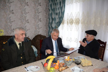 Rayon rəhbəri şəhid Ərəstun Kazımovun ailəsini ziyarət edib