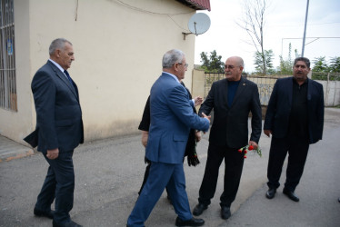 Rayon rəhbəri 27 sentyabr-Anım Gününün beşinci ildönümü ilə əlaqədar 3-cü dərəcəli “Rəşadət” ordenli şəhid Ruslan Lalayevin ailə üzvləri ilə birlikdə onun adını daşıyan küçədə aparılan əsaslı təmir işləri ilə tanış olublar