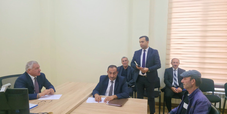 Rayon rəhbəri vətəndaş müraciətlərini dinləyib