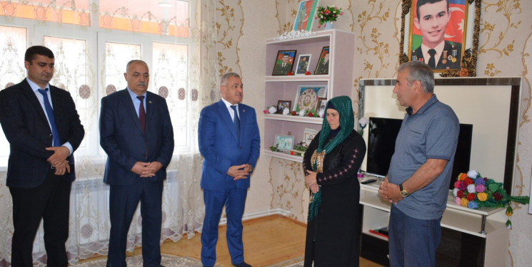 Rayon rəhbəri 27 sentyabr “Anım Günü” ilə əlaqədar Hacallı kəndində Şəhid Sabirli Əjdər Xanlar oğlunun ailəsini ziyarət edib