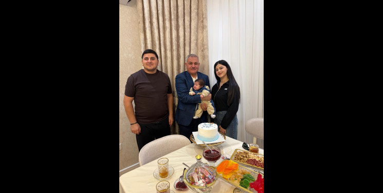 Tərtər RİH başçısı Müstəqim Məmmədov yeni övladı dünyaya gəlmiş Vətən Müharibəsi Qəhrəmanı Azər Abdullazadəni təbrik edib