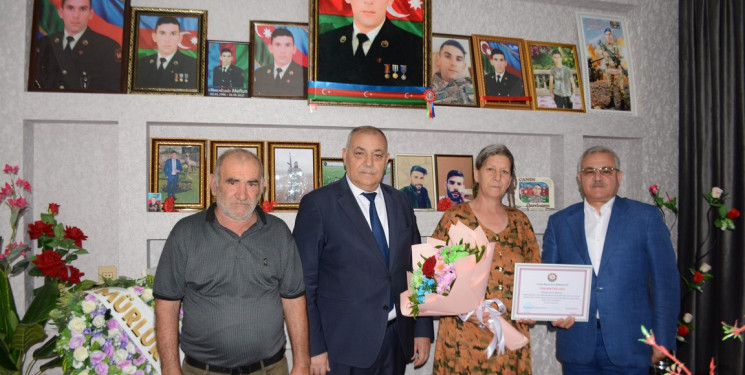 İcra başçısı şəhid anası Pərvanə Əhmədovanı 55 illik yubileyi münasibəti ilə təbrik edib