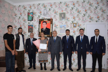 İcra başçısı şəhid Taleh Məhərzadənin anasını 50 illik yubileyi münasibəti ilə təbrik edib