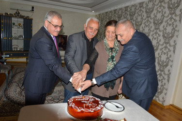 Rayon rəhbəri şəhid atası Lətif Məmmədovu 85 illik yubileyi münasibəti ilə təbrik edib