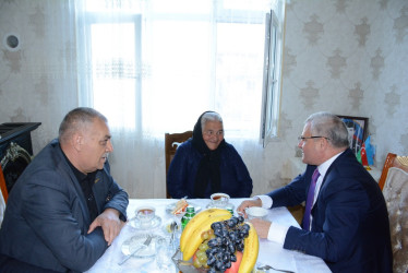 Rayon rəhbəri “Konstitusiya və Suverenlik İli” çərçivəsində şəhid anası Nəzakət Tapdıqovanı ad günü münasibəti ilə təbrik edib